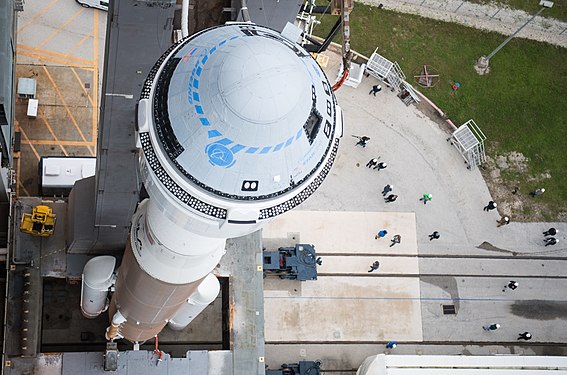 Une vue plongeante du véhicule CST-100 fixé au sommet de son lanceur Atlas V.