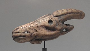 Sculpture en bois de cerf, grotte de Tito Bustillo (Ribadesella, Asturies).