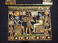 Pectoral de Toutânkhamon représentant le jeune roi entre la déesse Sekhmet et le dieu Ptah - Musée du Caire.