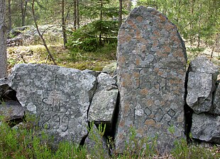 "SIB 1899" och "Ing 1 1902", minnessten vid vägen till Värmdölinjen.