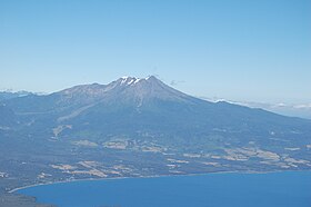 Vue du Calbuco depuis l'Osorno situé au nord, de l'autre côté du lac Llanquihue.