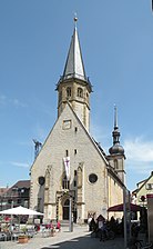 Der Marktbrunnen (Marktplatz) und die Evangelische Stadtkirche (Marktplatz 1)