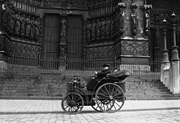 L'abbé Gavois, propriétaire de la plus vieille voiture du monde, une Panhard-Levassor de 1891 surnommée "Antoinette"