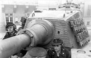 L'avant angulaire de la « tourelle de production » conçue par Krupp ; photo prise lors de l'opération Panzerfaust à Budapest, le 15 octobre 1944. Le revêtement Zimmerit brut du char est visible. Il est utilisé pour empêcher les mines magnétiques d'adhérer à l'armure du char.