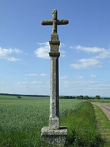 Croix à la sortie d'Étais-la-Sauvin sur la route C13 en direction de Vellery.