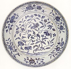 Assiette chinoise de la dynastie Ming, période Ming Yongle (1403-1424), Honolulu Academy of Arts.