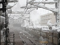 冬期間の越後湯沢駅。スプリンクラーで融雪され、線路上の積雪は排除される。いずれも下りホームから東京方を撮影。