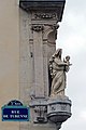 Vierge à l'enfant à l'angle de la rue de Turenne en 2017, après restauration.