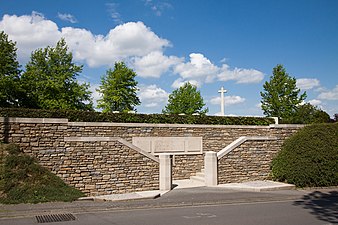 Autre vue du cimetière militaire.