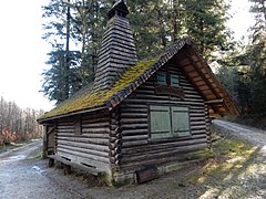 Die Galmhütte in der Mitte des Waldes