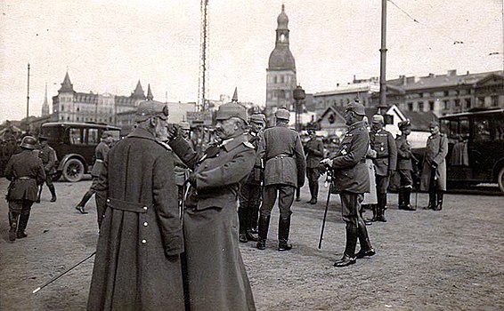 Немачки војници у заузетој Риги, тада као део Руске Империје (1917)