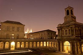 La chapelle de nuit avec le Sacré-Cœur.