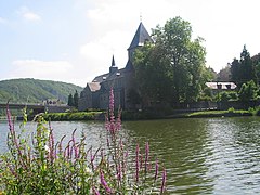 La Meuse et l'abbatiale.