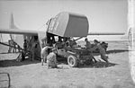 Une jeep de la 1re division aéroportée sortant d'un planeur Wacos.