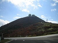 釜臥山展望台前駐車場より見る山頂