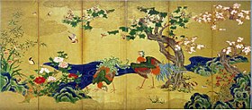 「四季花鳥図屏風」　白鶴美術館蔵。ほんらい大和絵の手法であった金箔貼付け（金碧障壁画）で鳳凰や孔雀、四季の花々を描いた六曲一双の屏風。狩野永徳の作と伝わる。