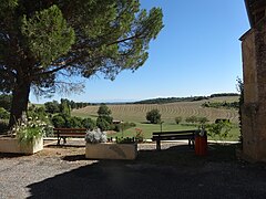 La commune est située en hauteur.