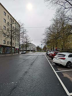 Linnankoskenkatua Töölönkadun risteyksen kohdalla. Taustalla Nordenskiöldin aukio.