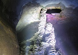 La plus grande stalagmite de lave au monde, grotte de Manjang-gul