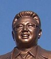 Gros plan sur la tête de la statue de Kim Jong-il.