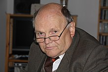 Dr. Peter Schicketanz hört aufmerksam zu