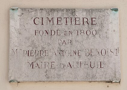 Plaque à l'entrée commémorant la fondation du cimetière en 1800.