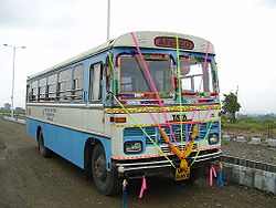 Ein Tata 1510c von Infosys, geschmückt für das Dussera-Festival in Pune