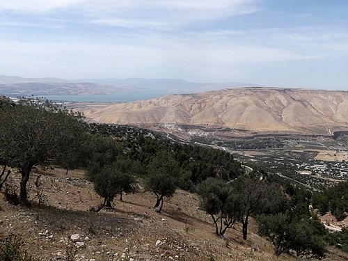 أم قيس في الأردن وبالخلف بحيرة طبريا. (التقطتها، ورشّحتها لا روسا)