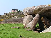 Allée couverte sull'isola di Milliau. Al fondo si distingue la casa dell'amica di Aristide Briand, successivamente (ottobre 2009) distrutta