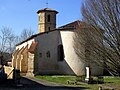 L'église Saint-Jean-Baptiste et le monument aux morts.