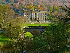 Vue d'un château au-delà d'un pont de pierre