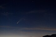 Cometa Neowise al tardecer visto desde España con algunas nubes en color rojo.