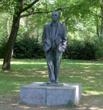 Bronze sculptor Johannes Becher, 1960