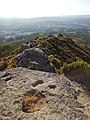 Vista de la cresta del Pico Sacro desde la cima, con los cimientos del castillo en primer plano.