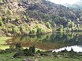 Panorama de l'affleurement type de lherzolite à l'étang de Lers, en Ariège.