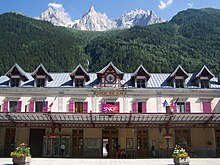 Photographie en couleurs du bâtiment, vu de la place de la gare