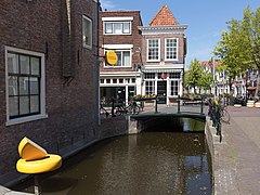 Street view at the Lange Tiendeweg with the cheese shop ('t Kaaswinkeltje) and 't Grendeltje