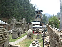 Templi del VII-XII secolo a Jageshwar, Uttarakhand . In alcuni di essi gli amalaka sono inscatolati per sostenere un tetto.