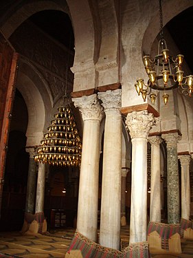 أعمدة رخامية قديمة بقاعة الصلاة بمسجد عقبة بالقيروان بتونس