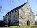 Kirche mit Friedhof und Glockenstuhl mit zwei Glocken