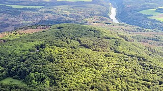 Luftbild des Bergmassivs aus nördlicher Richtung, vorn links der Gebäudekomplex um das Berghotel