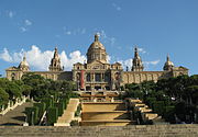 Parc Güell (vänster) och Museu Nacional d'Art de Catalunya (höger).