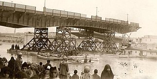 جسر الشهداء تحت الإنشاء.
