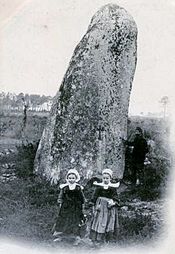 Le grand menhir de Kerangosquer en 1902, carte postale Villard.