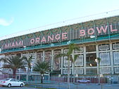 Photographie de l'extérieur d'un stade de football américain.