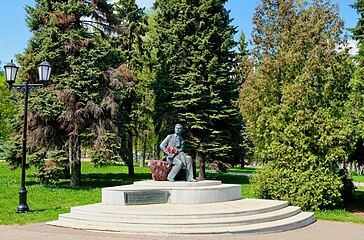 Памятник Кузебаю Герду около восточного входа в музей