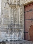 Embrasure avec socle et colonnes