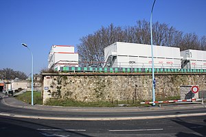 Rue Robert-Etlin et le mur du Bastion n° 1.