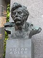 Il busto di Viktor Adler, dal monumento alla Repubblica di Vienna.