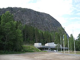 Vue de la montagne avec le naturum (centre d'information sur la nature) de la Haute Côte au premier plan.